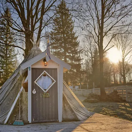 Finska Wioska Kalevala Campismo de Luxo Borowice